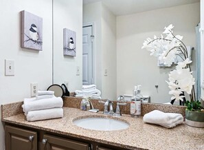 Duschwanne, Haartrockner, Handtücher