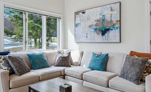 Televisie, een open haard en een kantoor