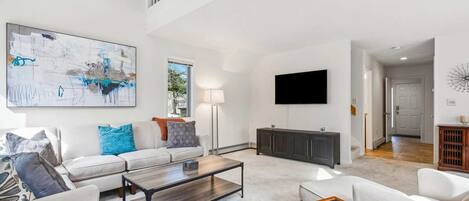 TV, caminetto, studio