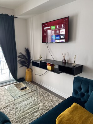 Signature-Apartment | Wohnbereich | 42-cm-Smart-TV mit Kabelempfang, Fernseher, Netflix