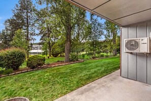 Property grounds - Recently remodeled ground floor studio (Bend)