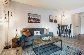 TV - Recently remodeled ground floor studio (Bend)