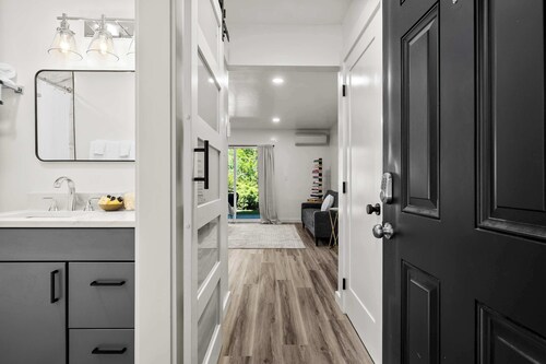 Recently Remodeled Ground Floor Studio Near Downtown Bend