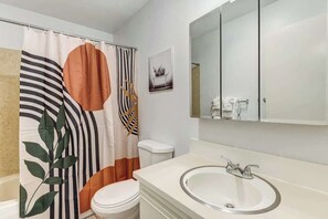 Combined shower/bathtub, hair dryer, towels, shampoo