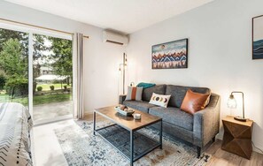 TV - Recently remodeled ground floor studio (Bend)