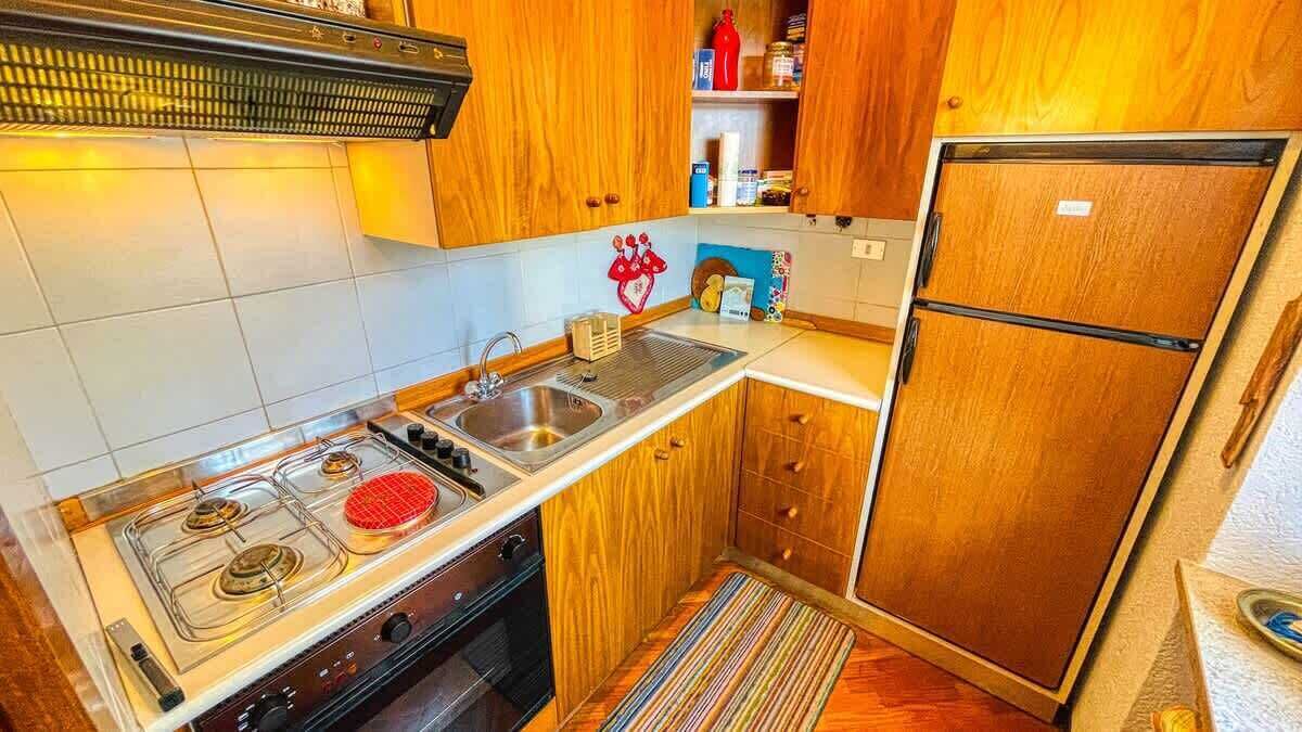 Kühlschrank, Ofen, Wasserkocher mit Kaffee-/Teezubehör