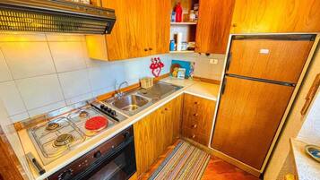 Kühlschrank, Ofen, Wasserkocher mit Kaffee-/Teezubehör