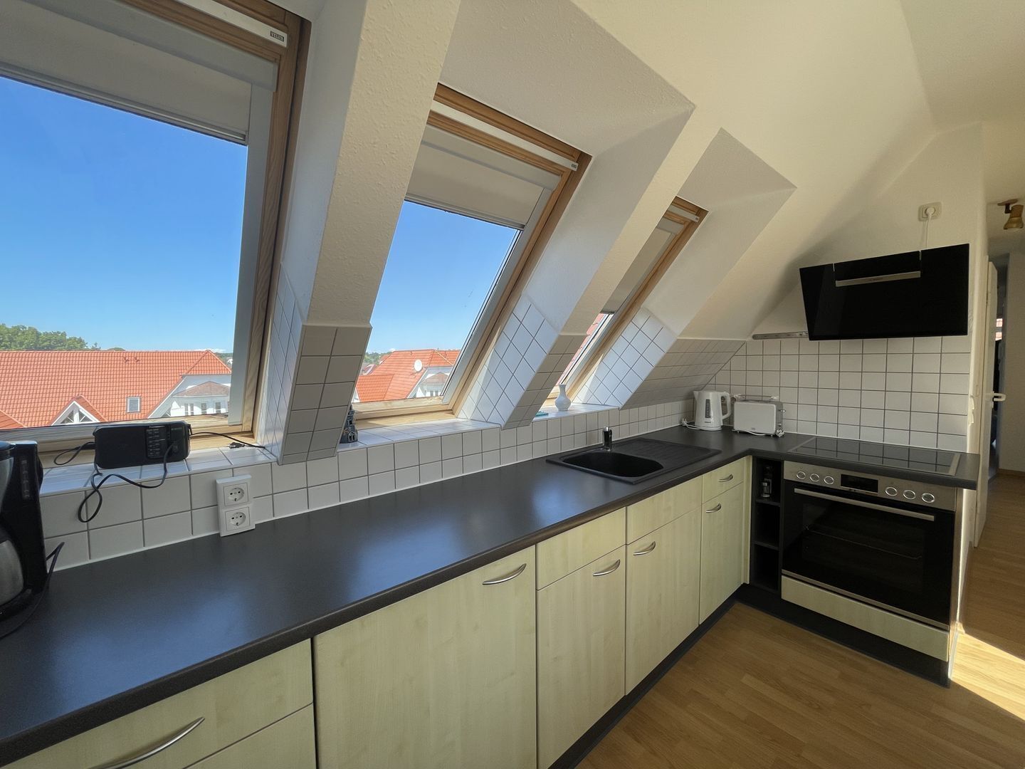 Wasserkocher mit Kaffee-/Teezubehör, Kühlschrank, Mikrowelle, Ofen