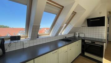 Wasserkocher mit Kaffee-/Teezubehör, Kühlschrank, Mikrowelle, Ofen