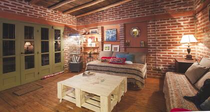 In the Workshop, complete apartment, among birdsong.