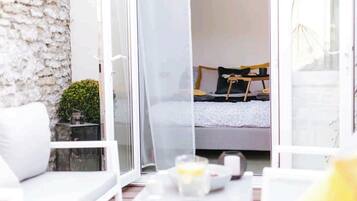 2 bedrooms, iron/ironing board, travel crib, free WiFi