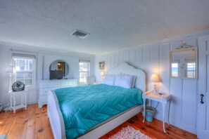4 bedrooms, iron/ironing board, internet - Charming Cape Cottage—Ocean Views & Private Beach (East Sandwich)