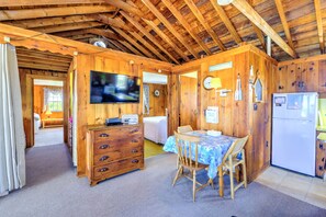 2 bedrooms, iron/ironing board, internet