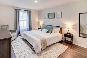 3 Schlafzimmer, Schreibtisch, Bügeleisen/Bügelbrett, Reisekinderbett