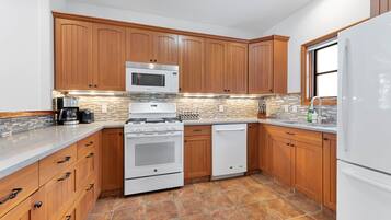 Kylskåp, mikrovågsugn, ugn och spishäll