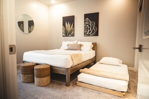 5 bedrooms, desk, WiFi, bed sheets