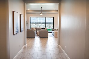 تلفزيون، مدفأة، تنس طاولة