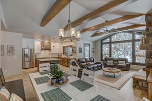 Interior - Luxe 4BR- AC - WiFi - Garage - Clubhouse w/comm pool, hot tub, gym (McCall)