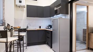 Réfrigérateur, micro-ondes, plaque de cuisson, lave-vaisselle