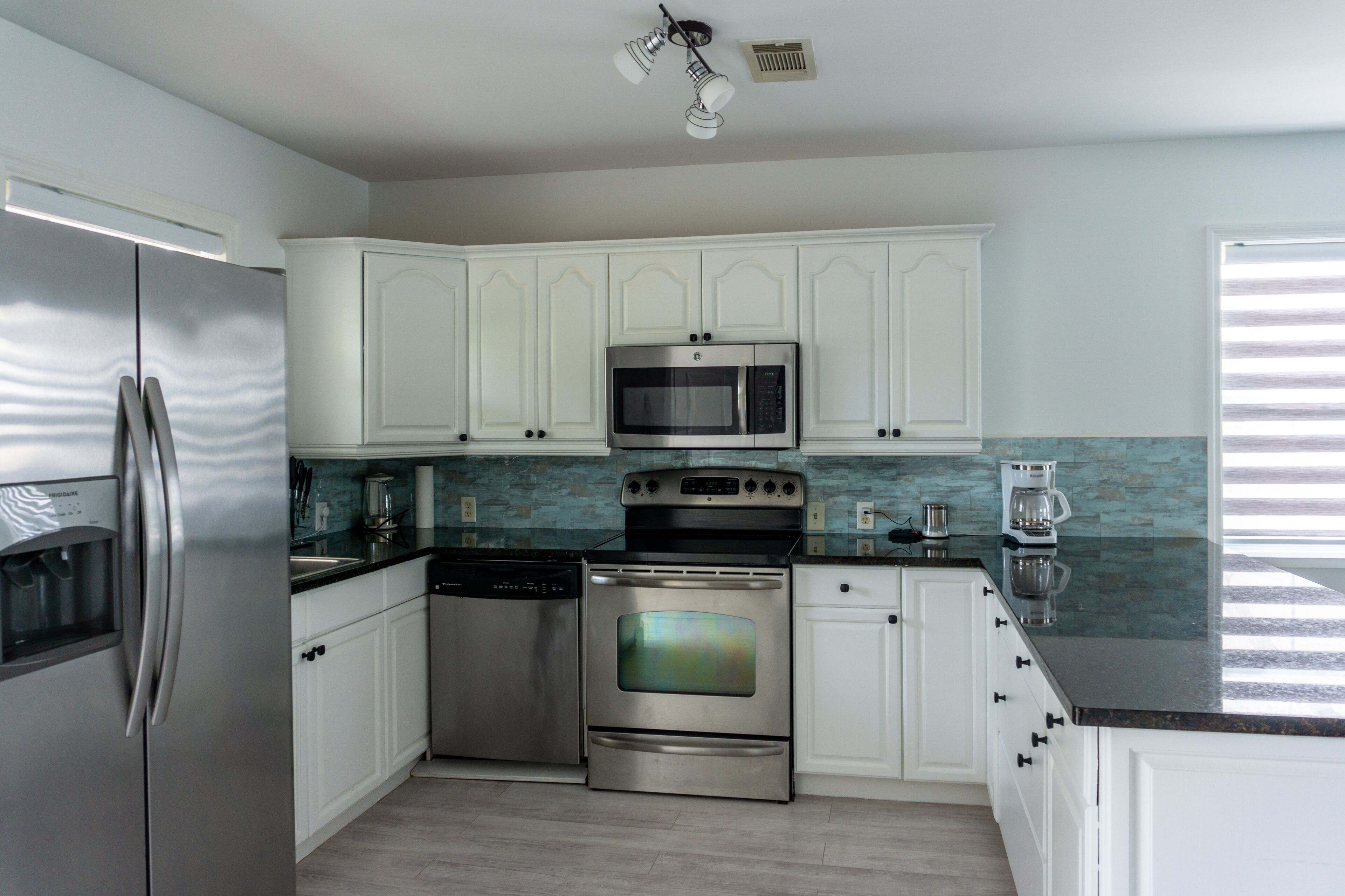 Jääkaappi, mikroaaltouuni, uuni, liesi