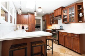 冰箱、微波炉、烤箱、炉灶