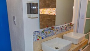 Comfort Shared Dormitory, Mixed Dorm | Bathroom | Shower, towels - Hostal Talavera (Puebla)