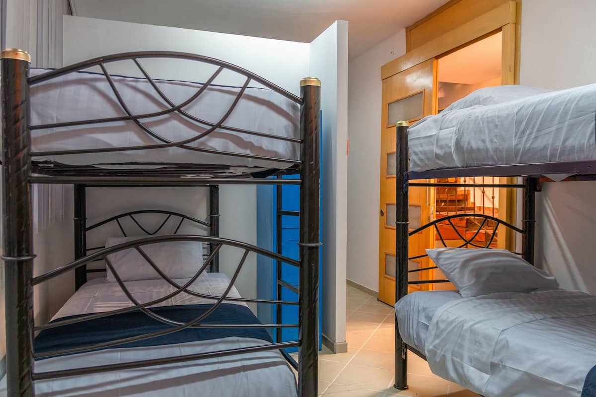 Caja de seguridad en la habitación, wifi gratis y ropa de cama