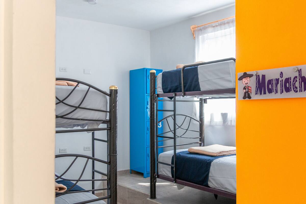 Caja de seguridad en la habitación, wifi gratis y ropa de cama
