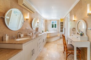 Bathtub, hair dryer, towels - Large villa with pool in exclusive development - Lime Tree House (Coconut Grove 5) (Westmoreland)