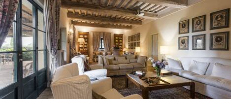 Fernseher, Kamin, DVD-Player