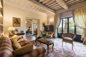 Télévision, cheminée, lecteur de DVD