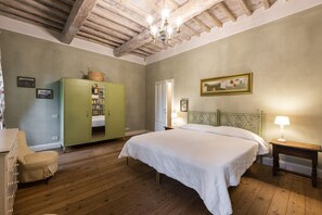 8 habitaciones, tabla de planchar con plancha, wifi y ropa de cama 