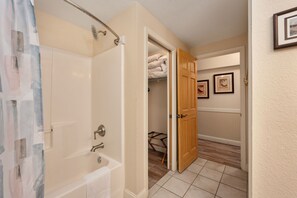 Combined shower/tub, towels