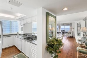 Cafetière-théière, grille-pain, table de salle à manger