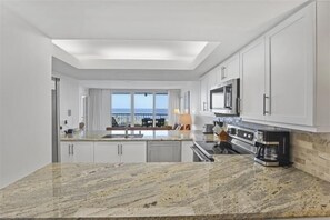 Kaffetrakter/tekoker, brødrister og spisebord