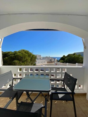 Outdoor dining - Apartamento Panoramico Tres Pinos. Piscina (San Jose)