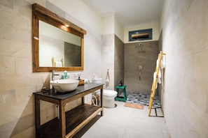 Douche, articles de toilette écologiques, sèche-cheveux
