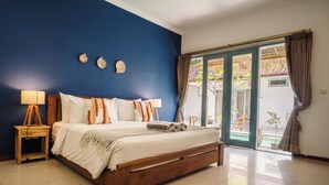 Un dormitorio con cama de madera, una mesita de noche y vistas al exterior.