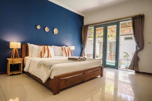 Quarto casal conforto, 1 cama King | Cofres nos quartos, escrivaninha