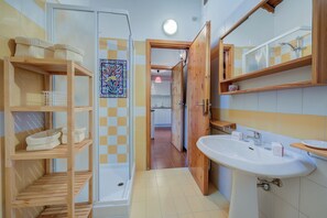 Familienapartment, Mehrere Schlafzimmer (Le Meublé (between City Center &) | Badezimmer | Dusche, Haartrockner, Bidet, Handtücher