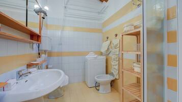 Departamento familiar, 1 habitación (Le Meublé (between City Center &) | Baño | Regadera, secadora de cabello, bidet, toallas