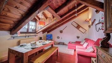 Familienapartment, Mehrere Schlafzimmer (Le Meublé (between City Center &) | Wohnbereich