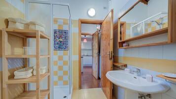 Appartamento familiare, camere multiple (Le Meublé (between City Center &) | Bagno | Doccia, asciugacapelli, bidet, asciugamani