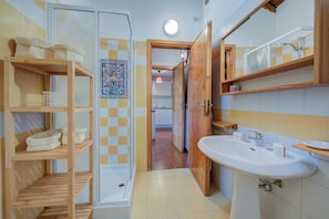 Family Apartment, Multiple Bedrooms (Le Meublé (between City Center &) | Bathroom | Shower, hair dryer, bidet, towels