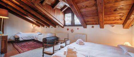Familienapartment, Mehrere Schlafzimmer (Le Meublé (between City Center &) | 1 Schlafzimmer, kostenloses WLAN, Bettwäsche