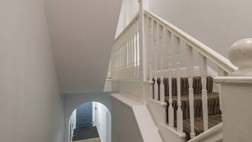 Eine Treppe mit weißen Balustraden und einem Teppich.