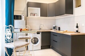 Fridge, microwave, coffee/tea maker, electric kettle - Lovely Studio Tamaris in the center of Montauban. (Montauban)