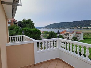 아파트 (One Bedroom Apartment with Terrace) | 외관
