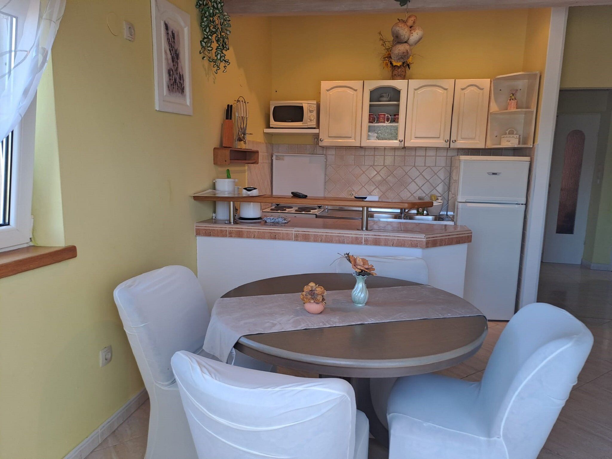 Appartement (Two Bedroom Apartment with Balcony an) | Privékeuken | Een koelkast, een eettafel