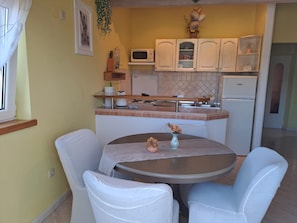 Apartamento (Two Bedroom Apartment with Balcony an) | Cocina privada | Frigorífico y mesa de comedor